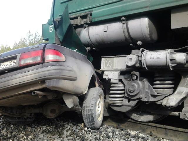 ДТП в Архангельске : ГАЗ-3110 попал под товарный поезд на переезде (ФОТО)